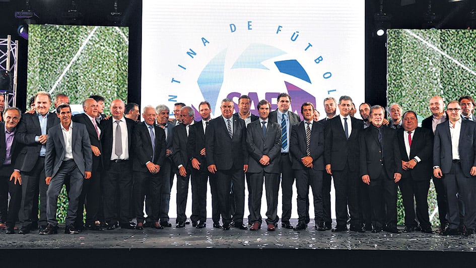 Elizondo, CEO de la Superliga, junto a Tapia y otros dirigentes.