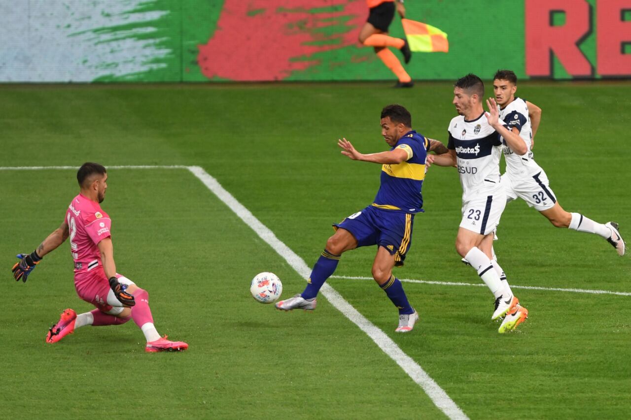 Tevez llegó exigido y no pudo superar el achique del arquero Insfrán.