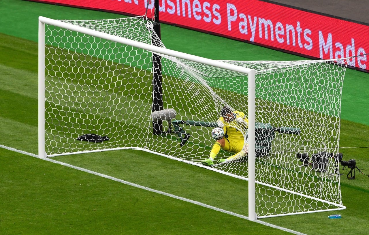 El escocés Marshall terminó dentro del arco tras el golazo de Schick