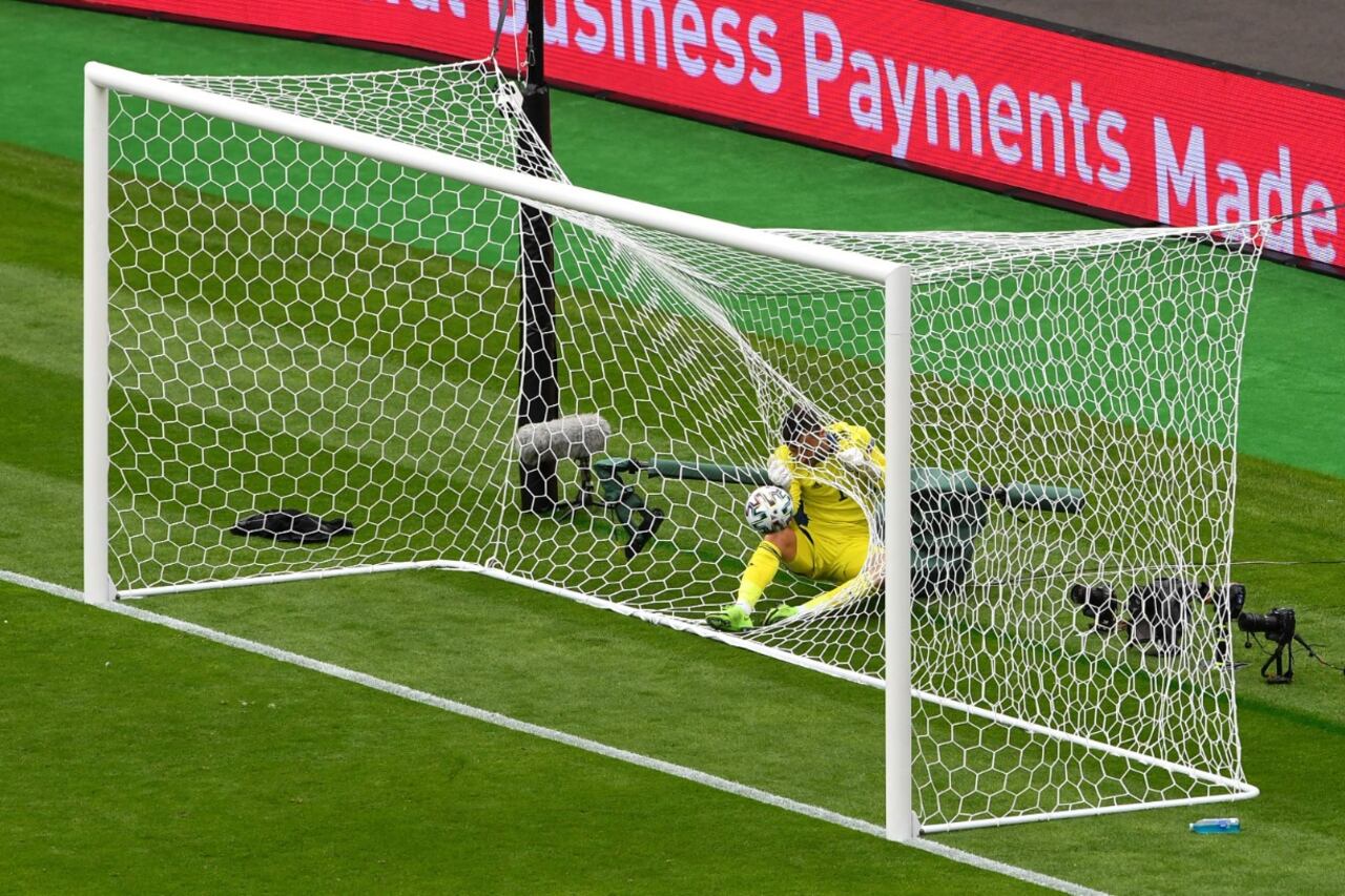 El escocés Marshall terminó dentro del arco tras el golazo de Schick