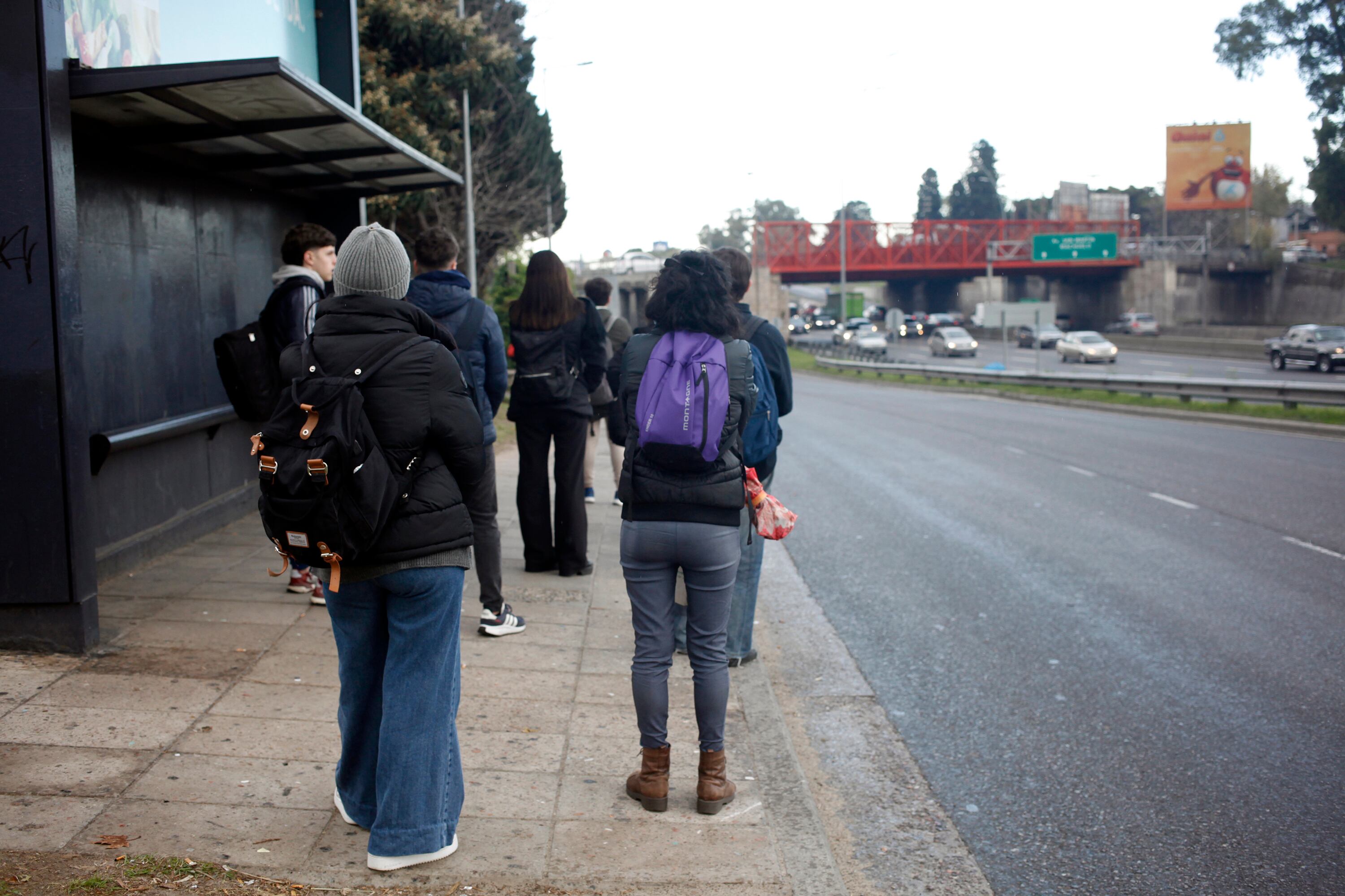 Las largas esperas por la restricción de frecuencias, una postal que se repite.