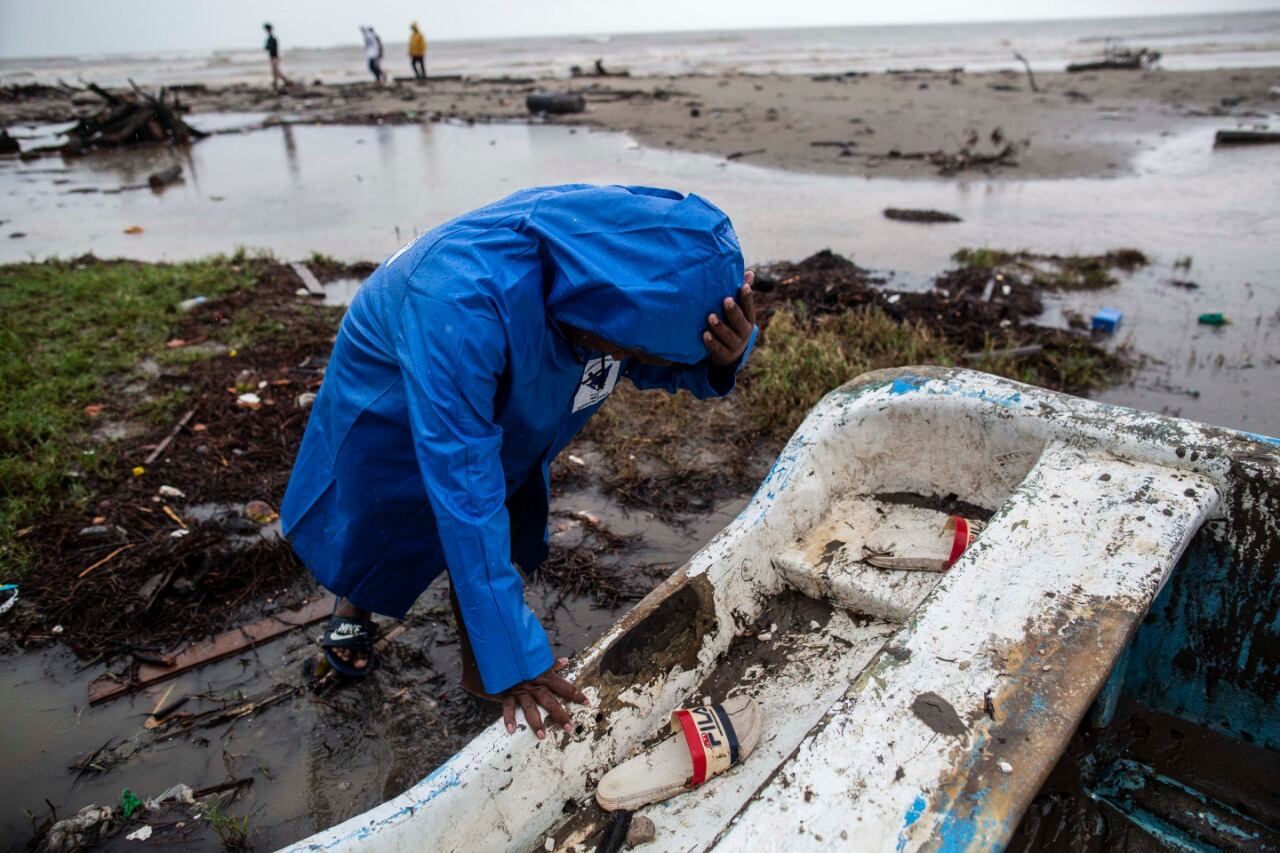 Un pescador empuja su bote hasta llevarlo a tierra en Bilwi, Puerto Cabezas, Nicaragua