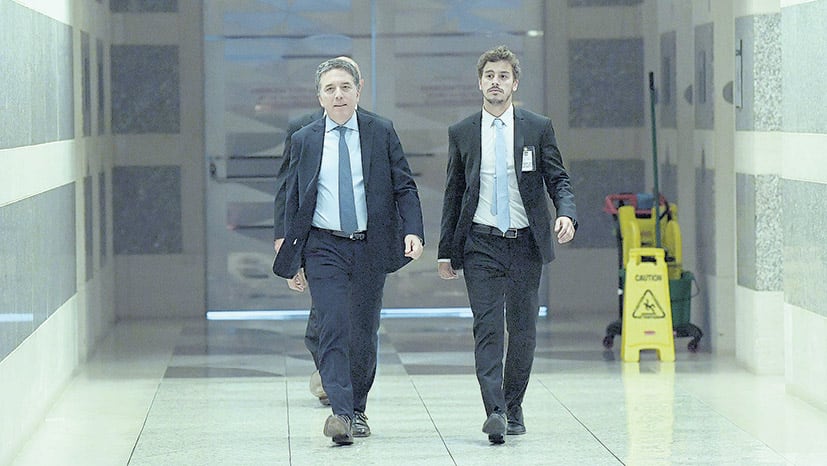 El ministro Nicolás Dujovne transita los pasillos del FMI en busca de dinero para frenar la corrida.