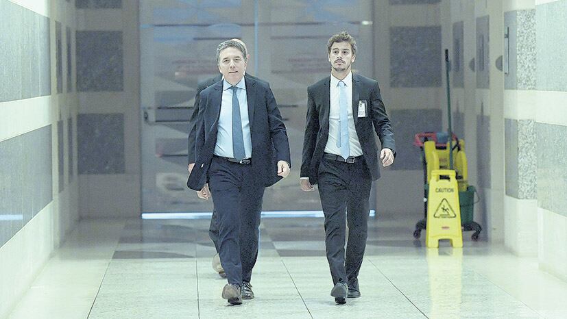 El ministro Nicolás Dujovne transita los pasillos del FMI en busca de dinero para frenar la corrida.