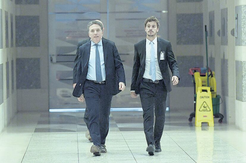 El ministro Nicolás Dujovne transita los pasillos del FMI en busca de dinero para frenar la corrida.