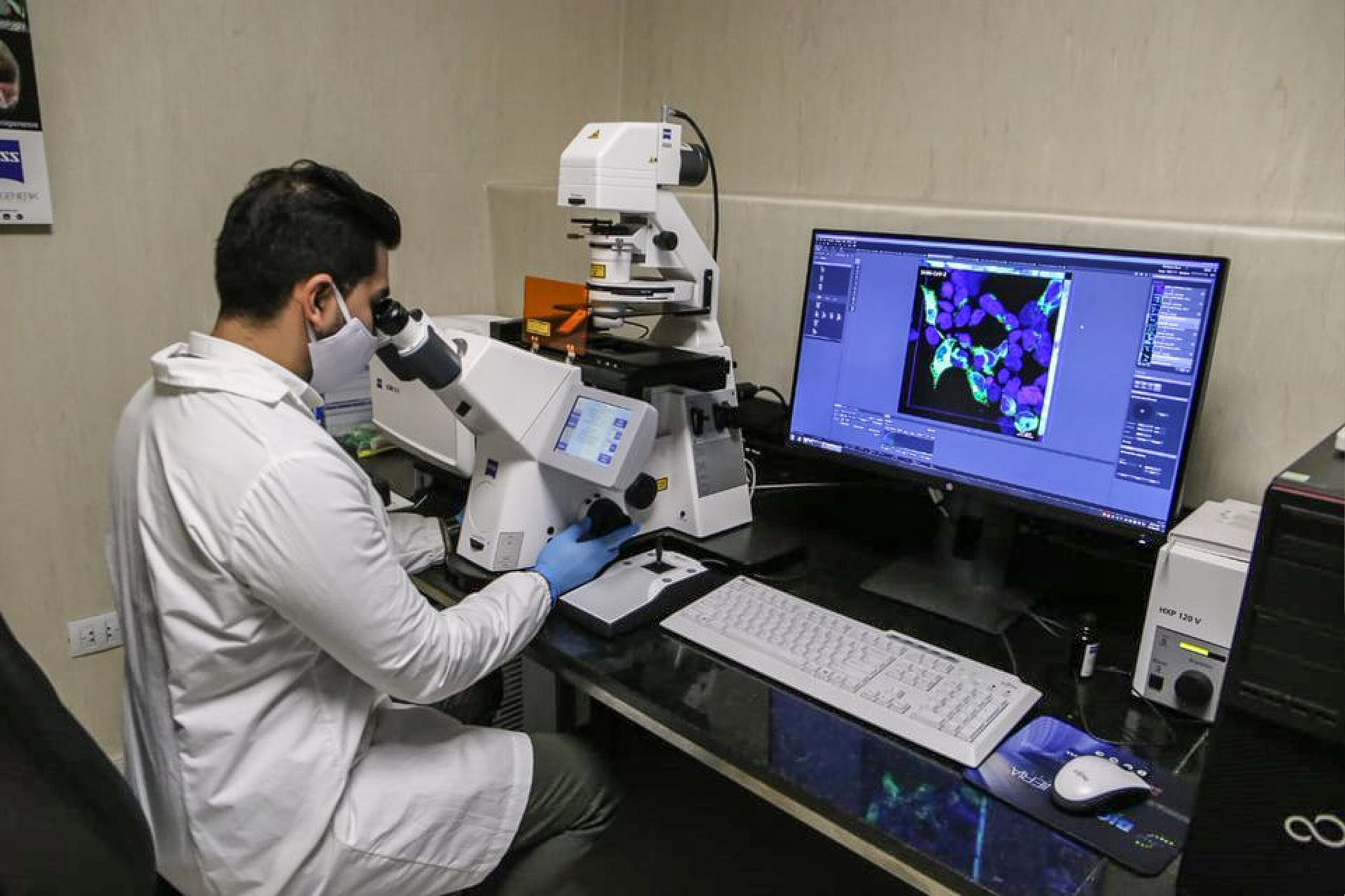 Uno de los investigadores del IMMCA que trabaja con la proteína alfa-sinucleína.