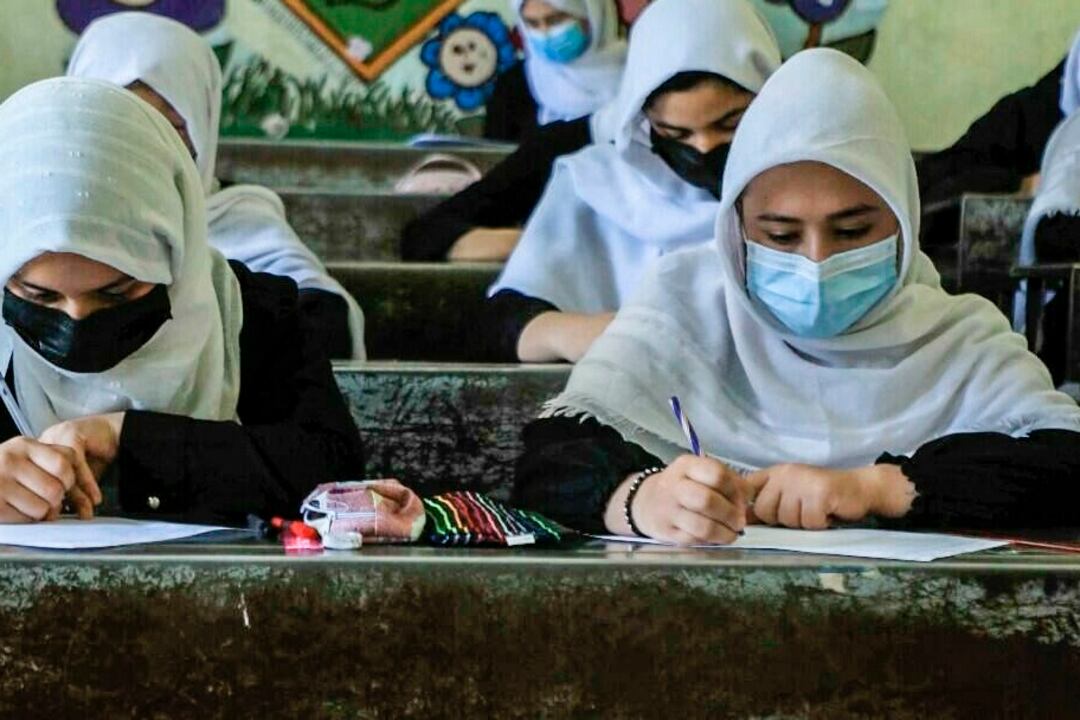 El Gobierno talibán había anunciado que, con la reapertura de las escuelas este miércoles en Afganistán tras el parón invernal, todas las niñas podrían regresar a las aulas.