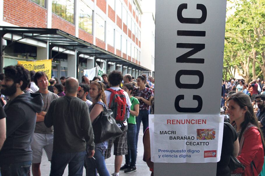 Los científicos e investigadores del Conicet retomaron las protestas por un rato.