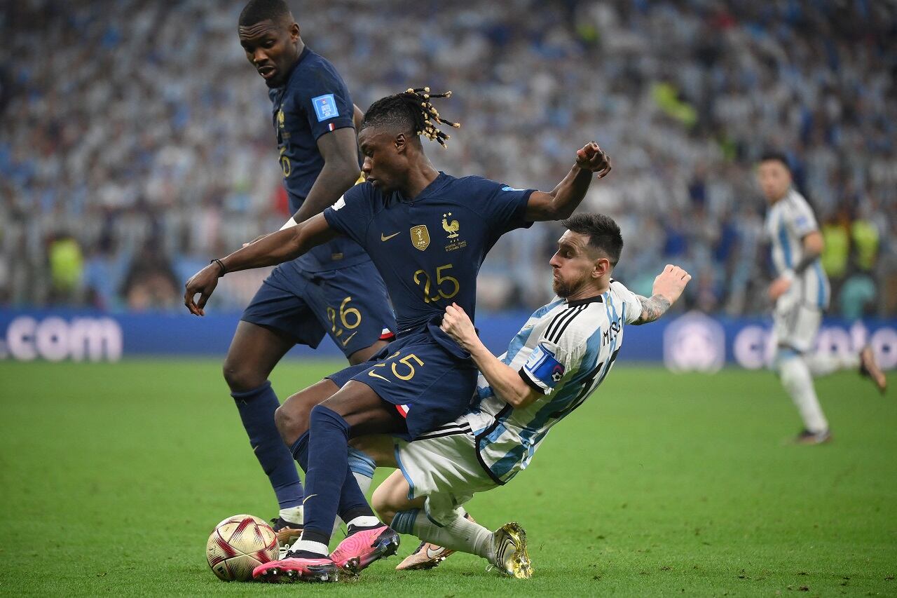 Messi va al piso contra Kamavinga en el tiempo extra, una postal que habla por sí sola