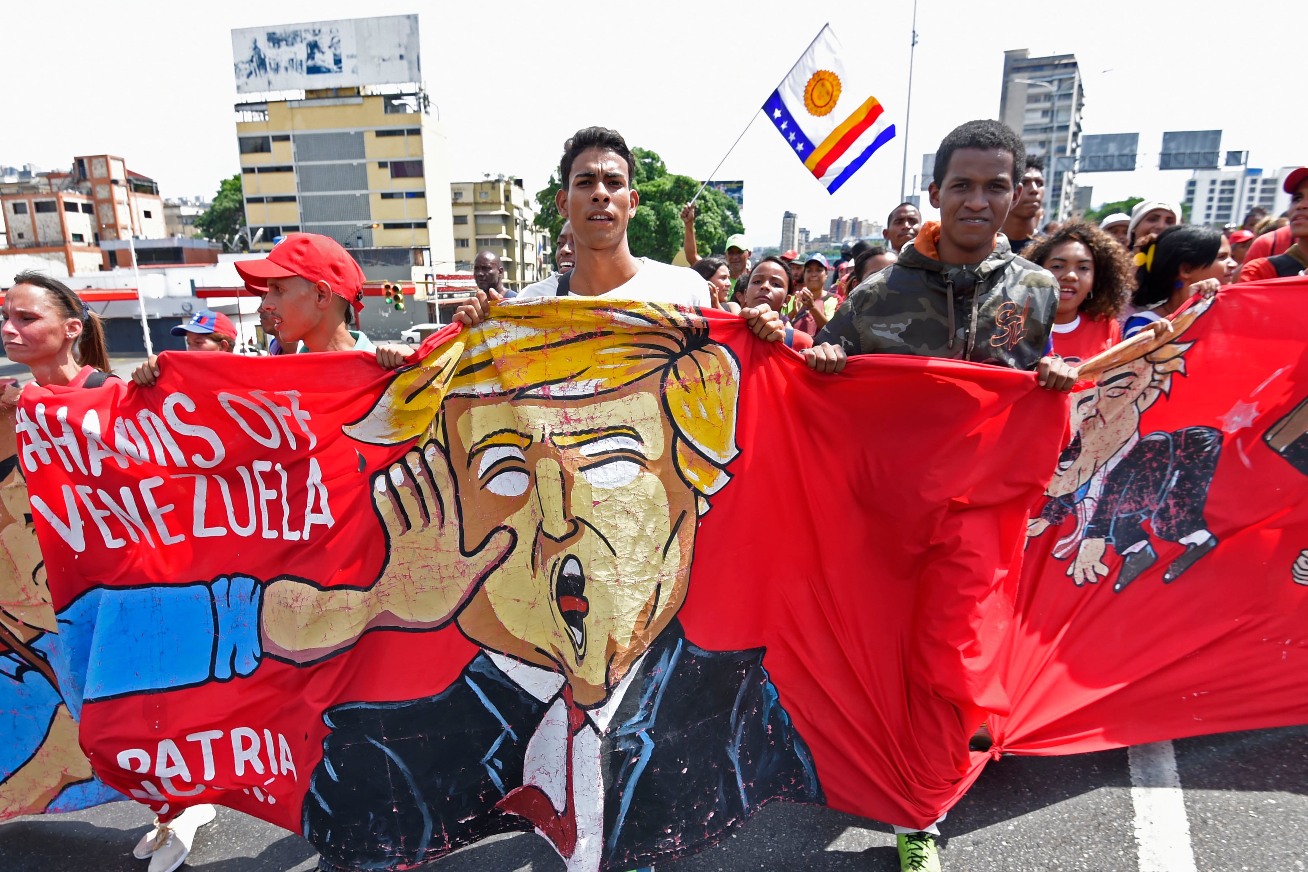 Simpatizantes de Maduro marchan por el Día del Trabajador en la capital venezolana.