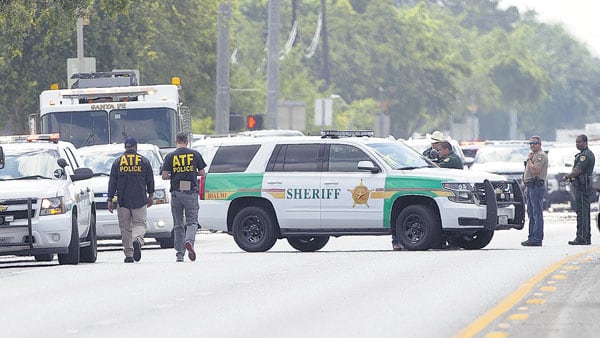 La policía teme que haya más explosivos en los alrededores de la escuela secundaria.