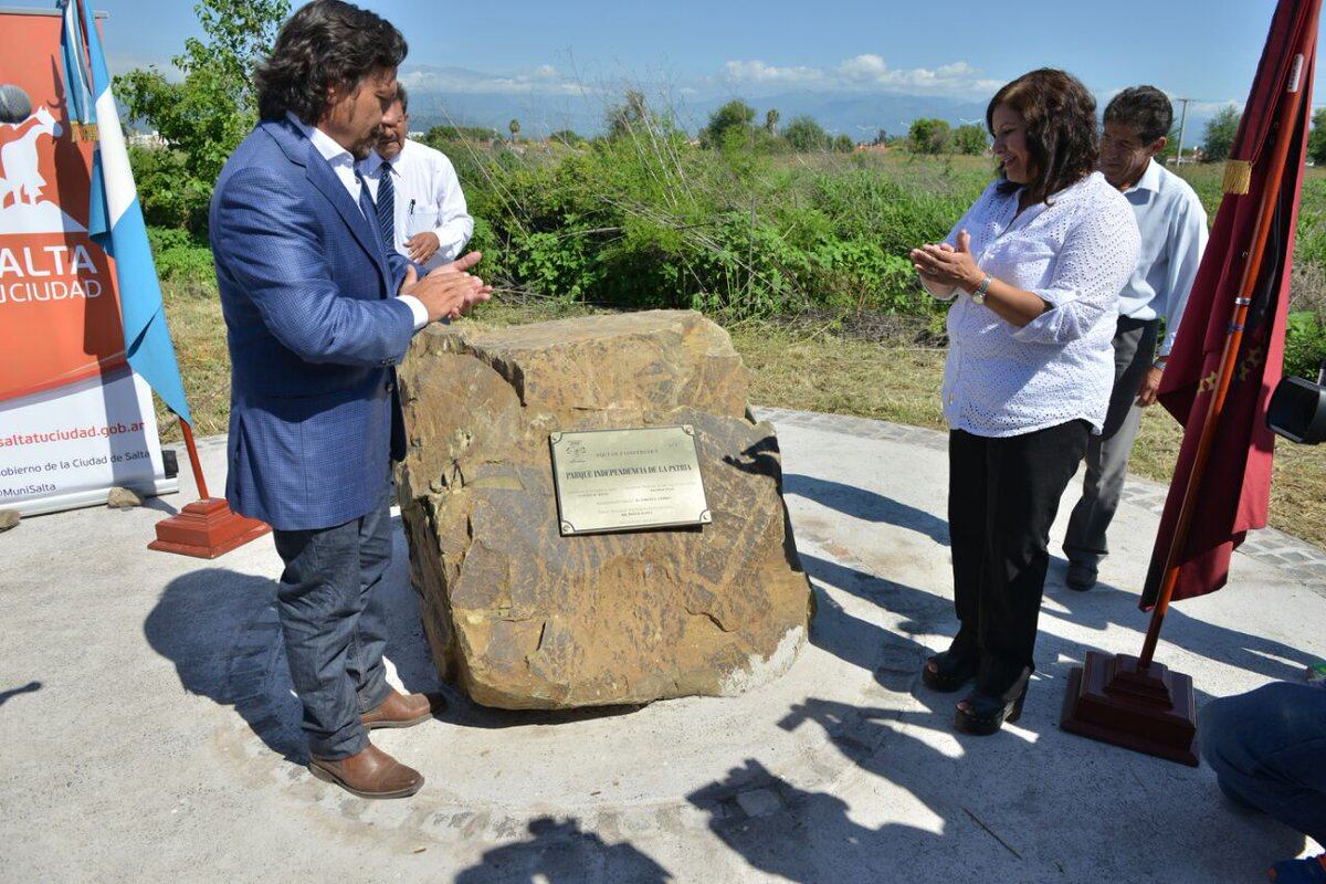 Sáenz y Vega, con la piedra fundamental del parque frustrado