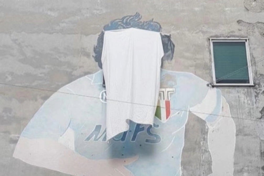 Taparon el famoso mural de Maradona en Nápoles