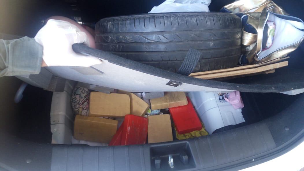 La droga iba debajo de la rueda de auxilio