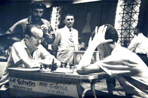 Rossetto espera la movida de su rival, Silvino García. De fondo, el Che Guevara.