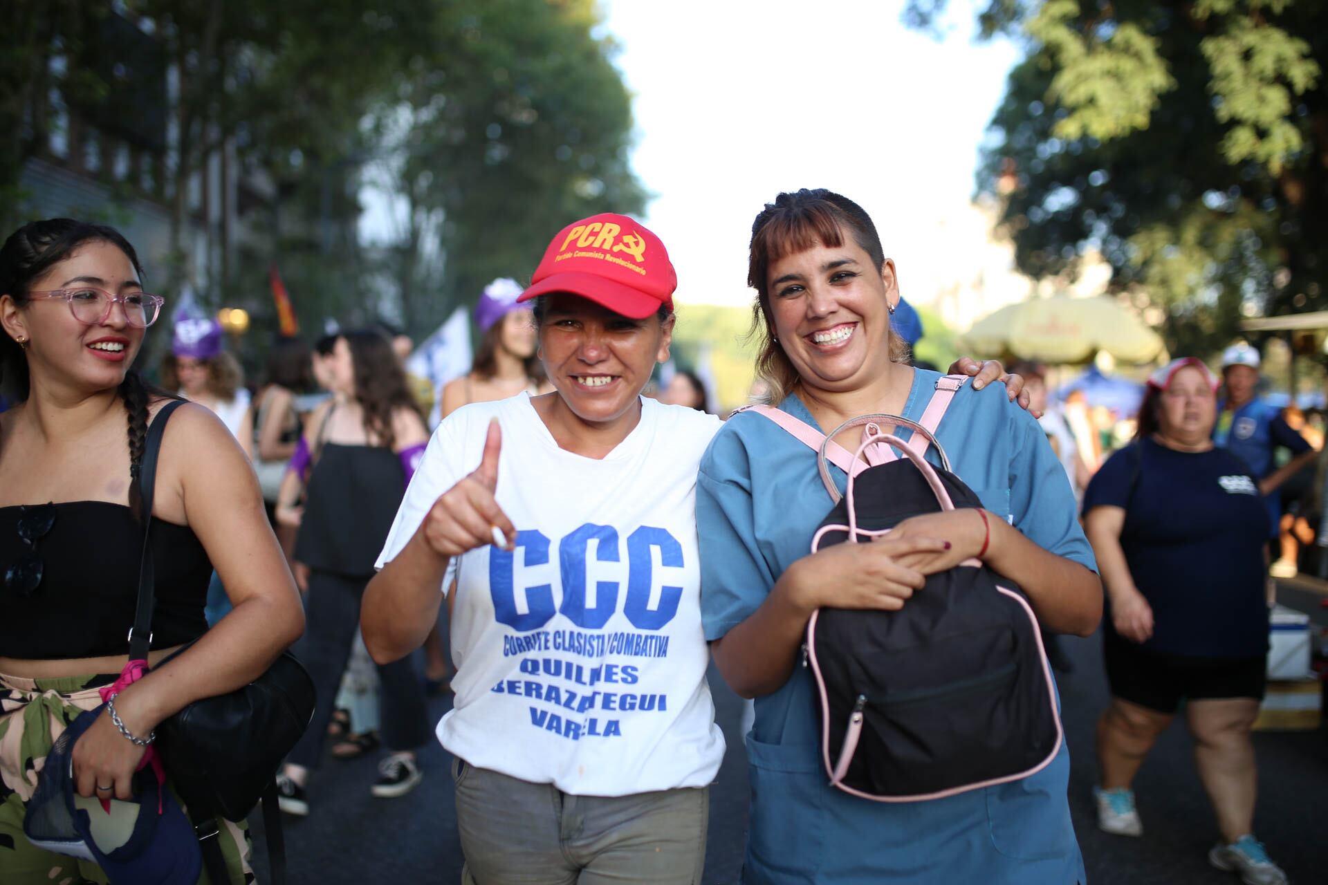 Una imagen del 8M de 2023, sonrisas con capacidad de aplazar la crueldad.