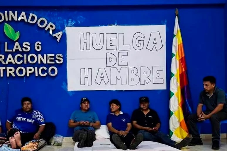 Evo Morales (centro) en huelga de hambre para abrir un diálogo con el gobierno.