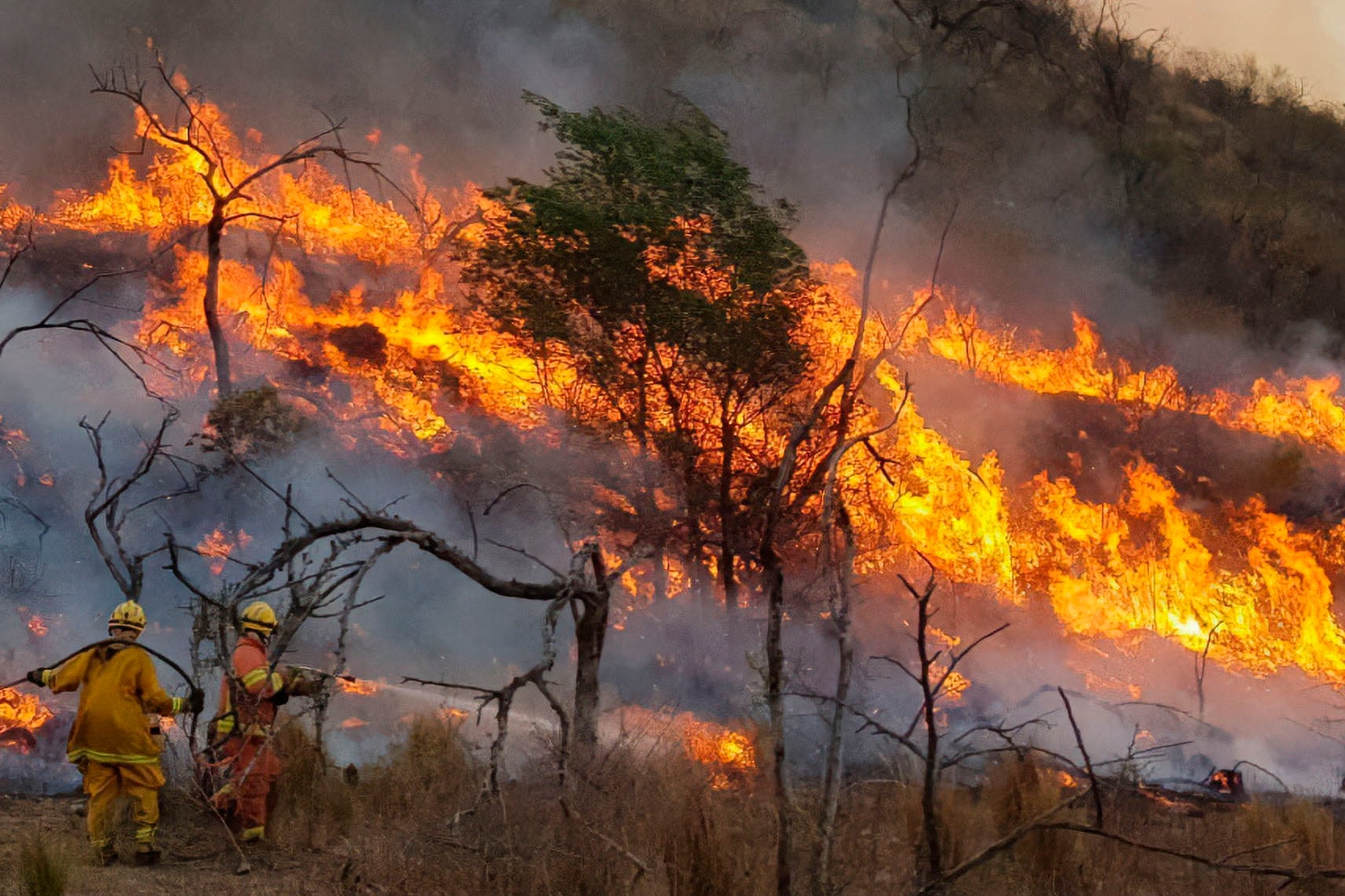 Los fuegos a duras penas se contienen a distancia.