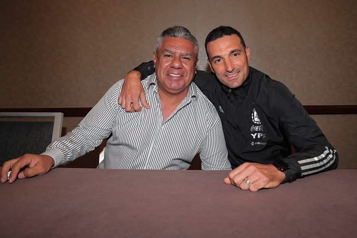 La imagen que eligió el presidente de la AFA para ilustrar el acuerdo con Scaloniu