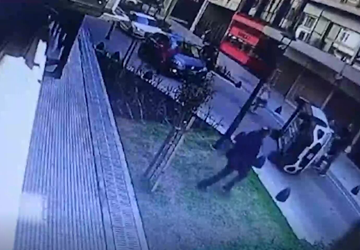 Vecinos auxiliaron a la conductora que volcó con su vehículo (Captura de video).