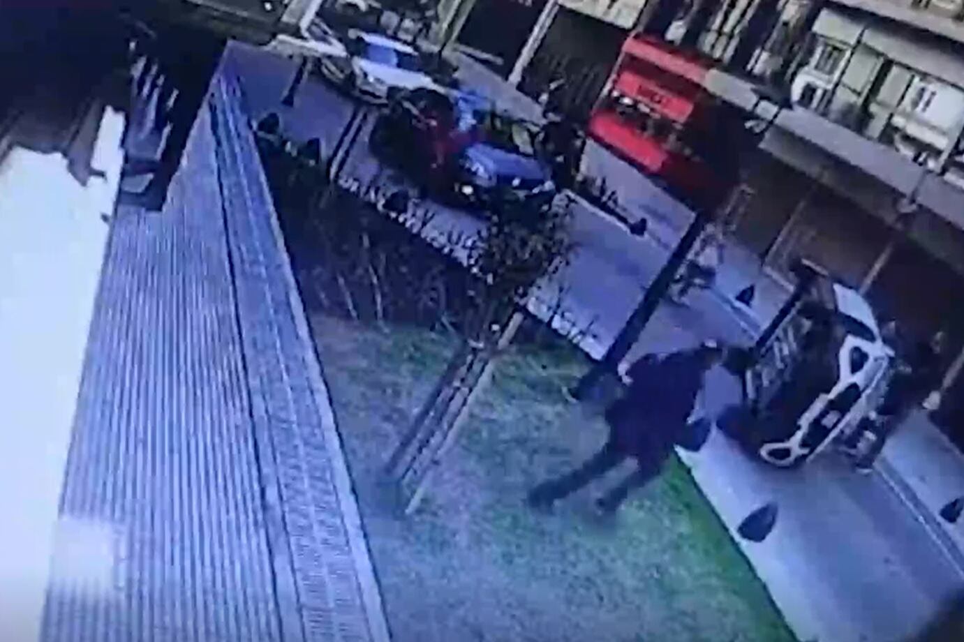 Vecinos auxiliaron a la conductora que volcó con su vehículo (Captura de video).