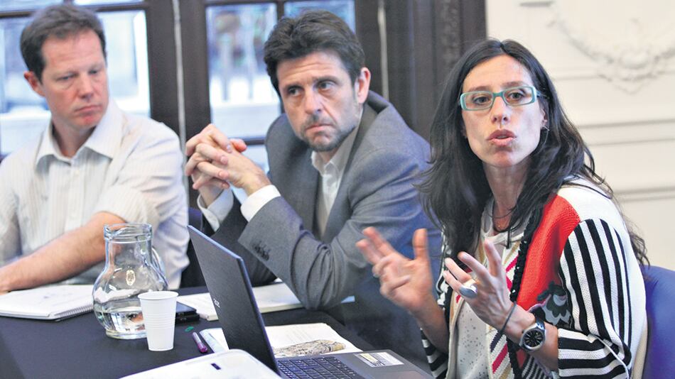 Paula Español advirtió sobre la precarización y la dificultad en la generación de empleo de calidad al presentar el informe.