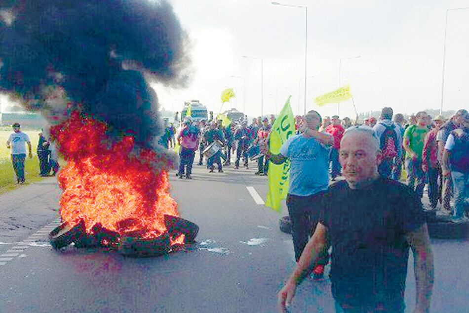 Trabajadores despedidos cortaron la entrada al puente Zárate Brazo Largo en reclamo por su situación.