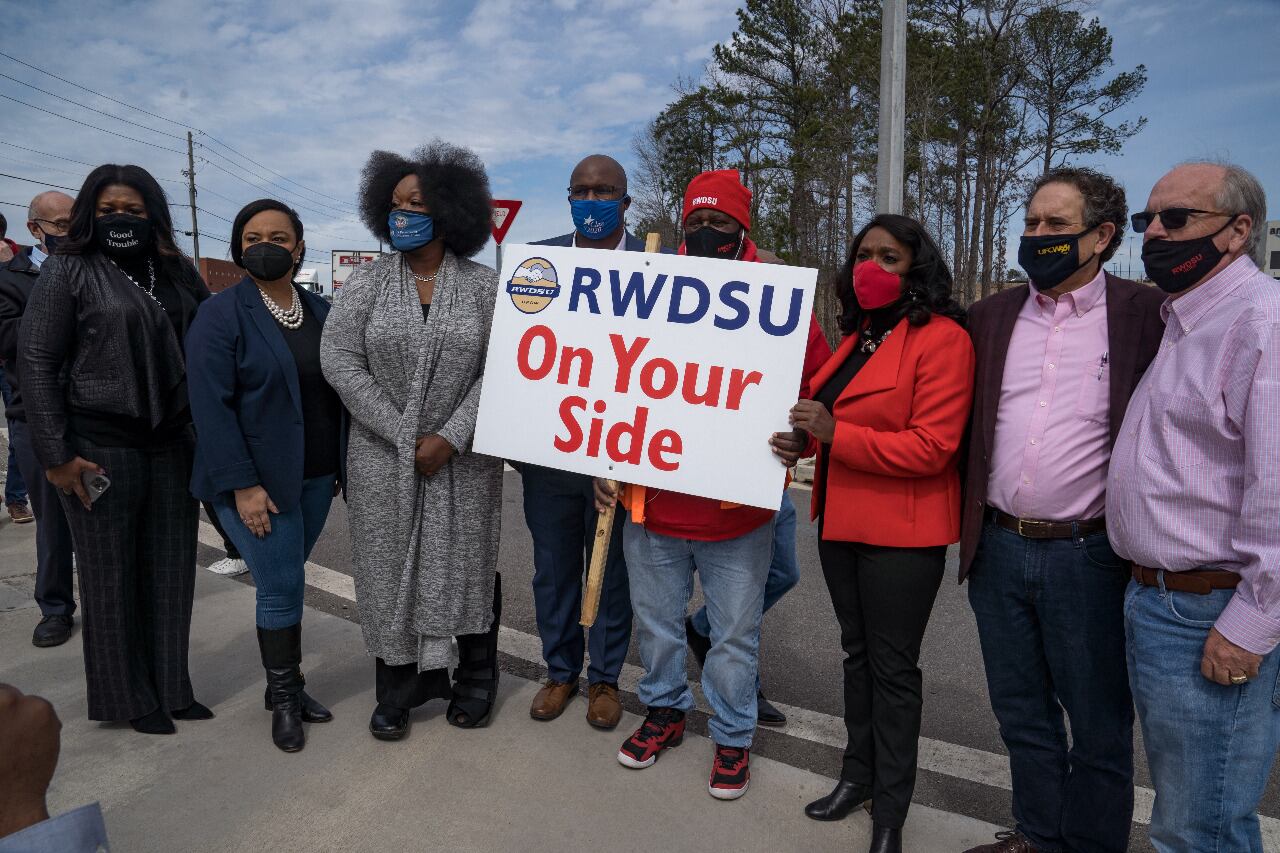 El sindicato de comercio (RWDSU). Amazon es el segundo mayor empleador de los Estados Unidos. En 2020, año de pandemia, facturó 386.000 millones de dólares, 38 por ciento más que el año anterior.