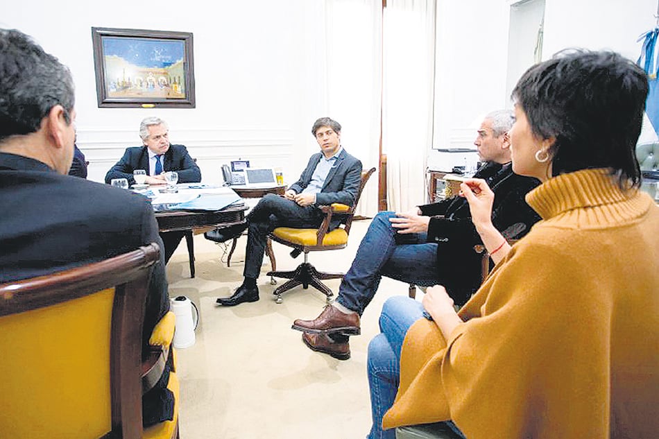 Los intendentes de Avellaneda y Quilmes con el Presidente y el gobernador ayer en La Plata.