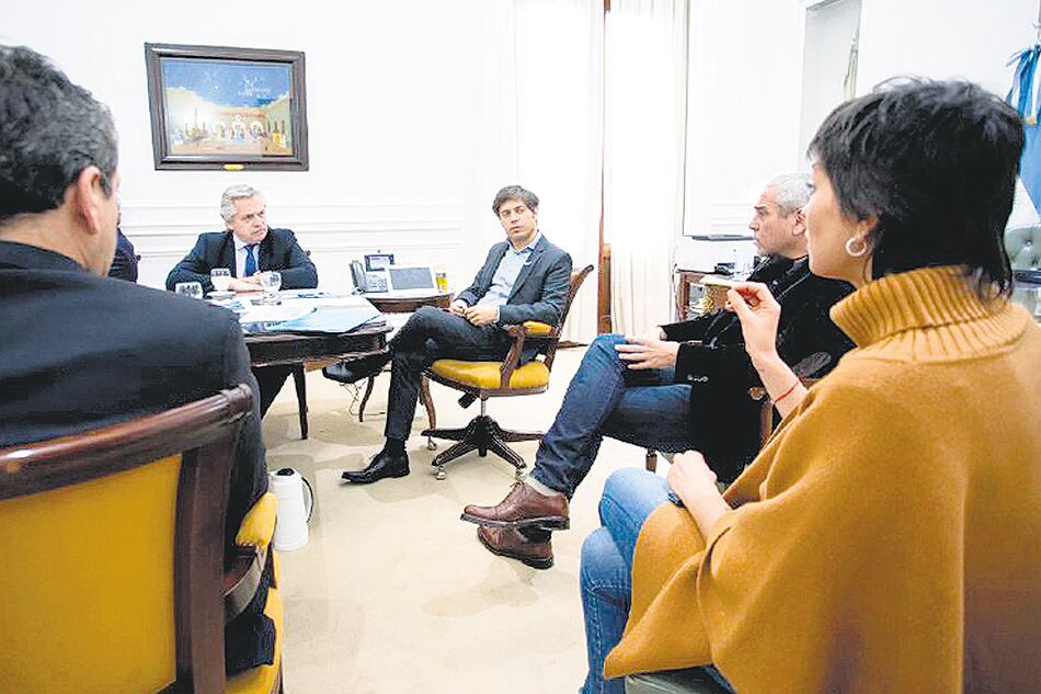 Los intendentes de Avellaneda y Quilmes con el Presidente y el gobernador ayer en La Plata.