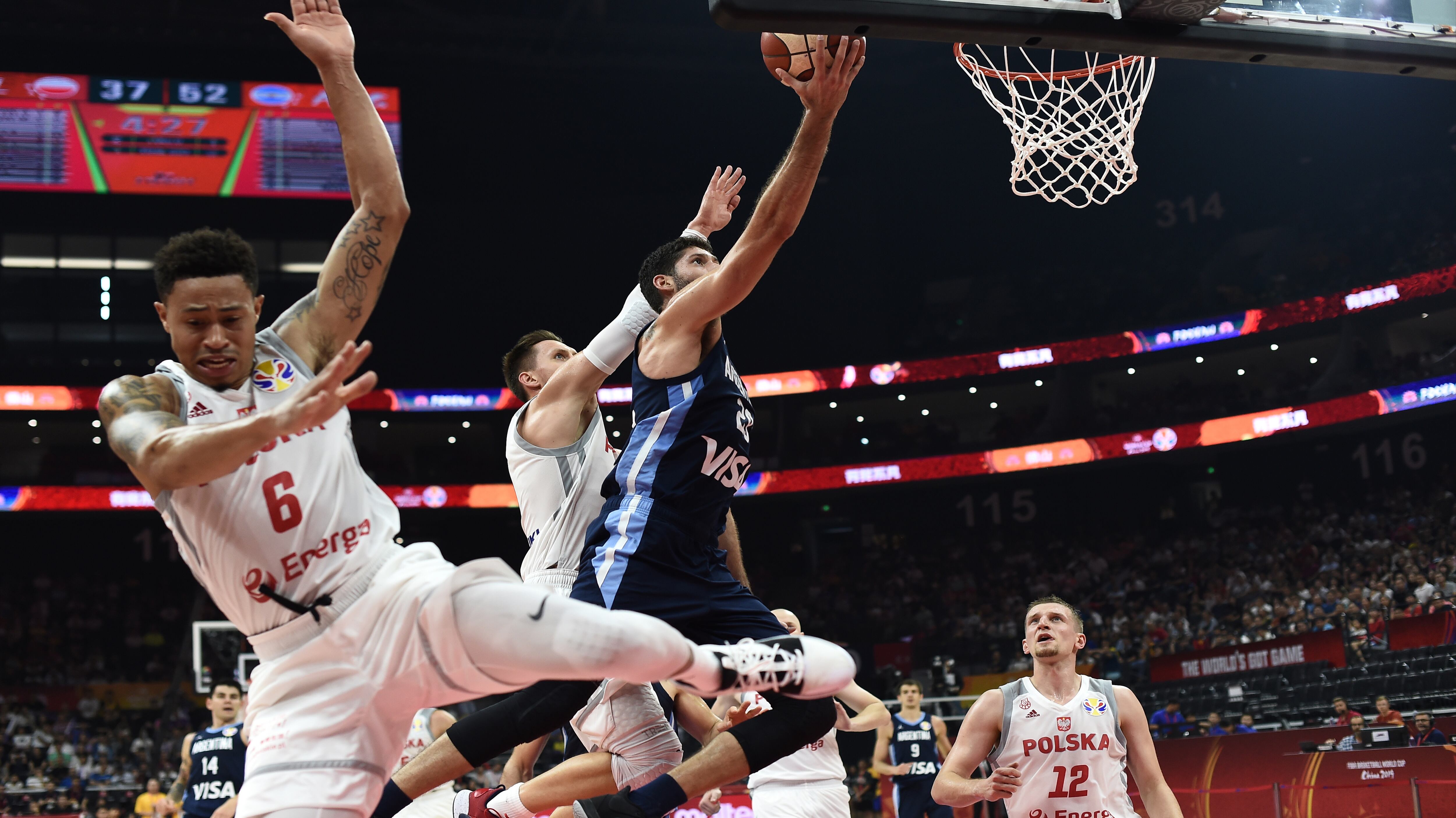 Garino penetra entre los polacos para convertir un doble.