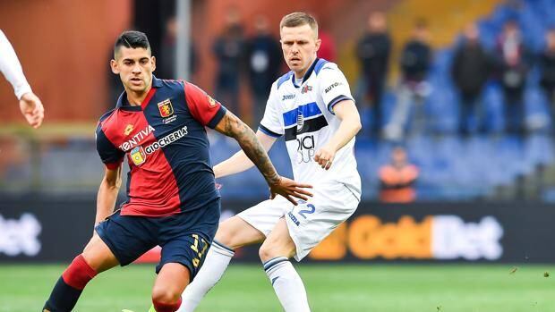 Cristian Romero, en acción con Genoa.