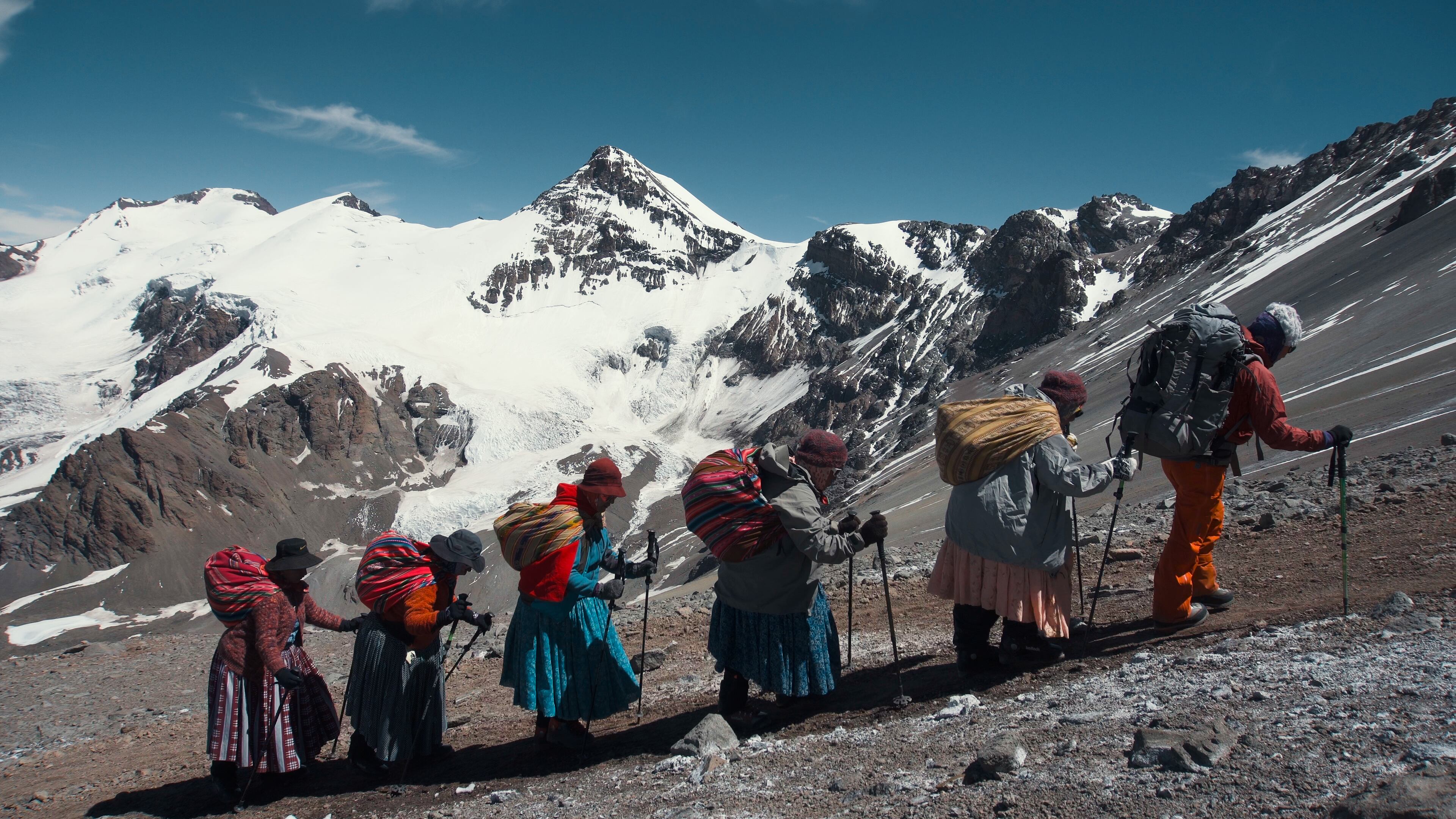 Las escaladoras durante un tramo de la travesía