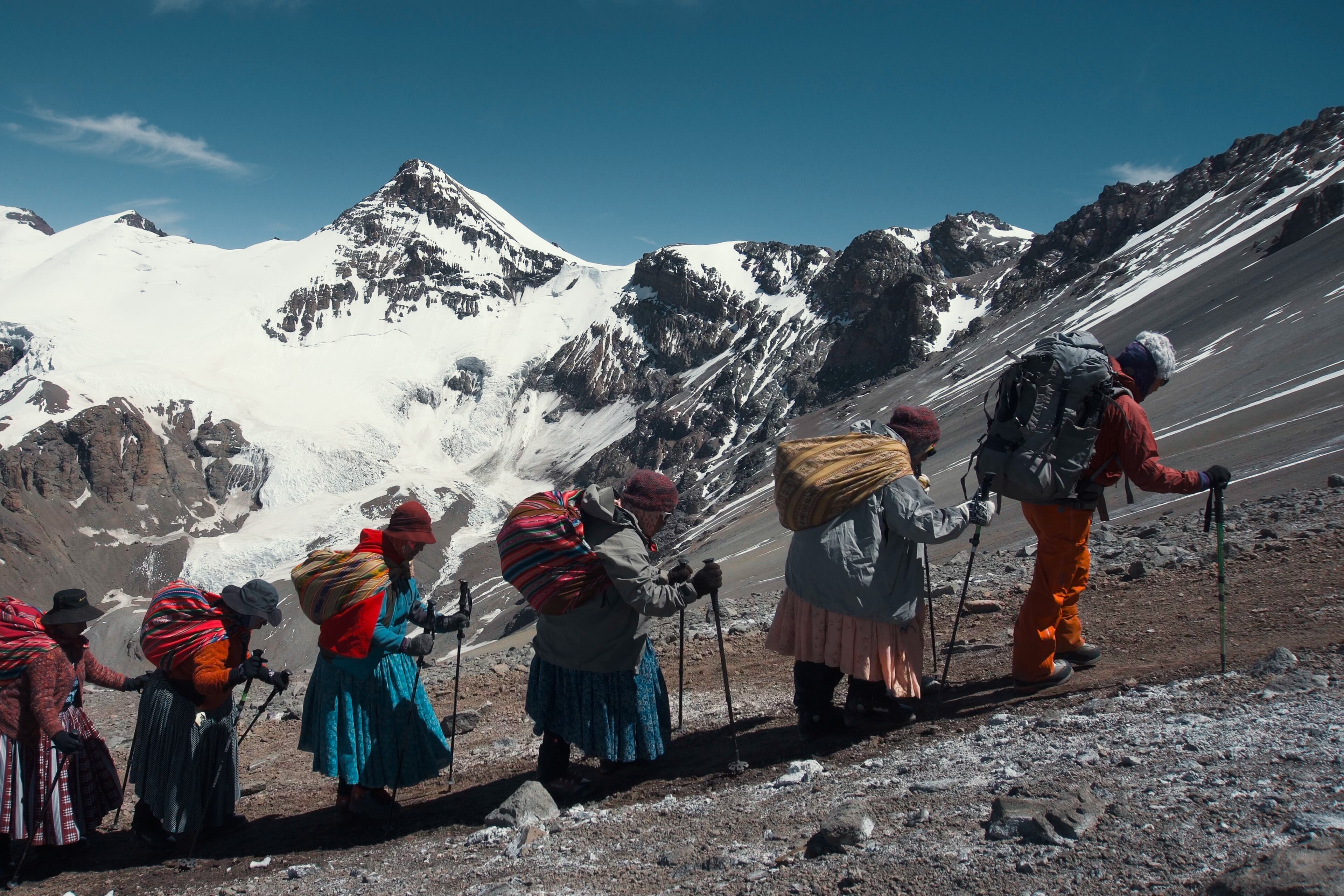 Las escaladoras durante un tramo de la travesía