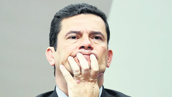 El ministro de Justicia Sergio Moro cada vez más comprometido por la filtración de The Intercept Brasil.