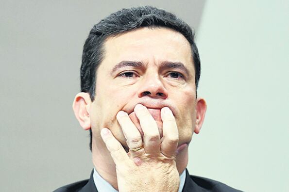 El ministro de Justicia Sergio Moro cada vez más comprometido por la filtración de The Intercept Brasil.