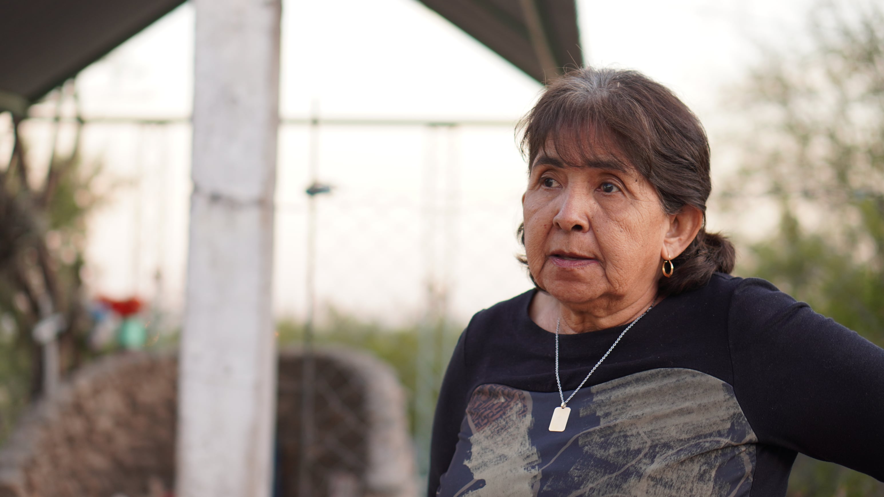 Mirtha Herrera, mamá de Hugo Peña en la Gruta en honor a su hijo.  