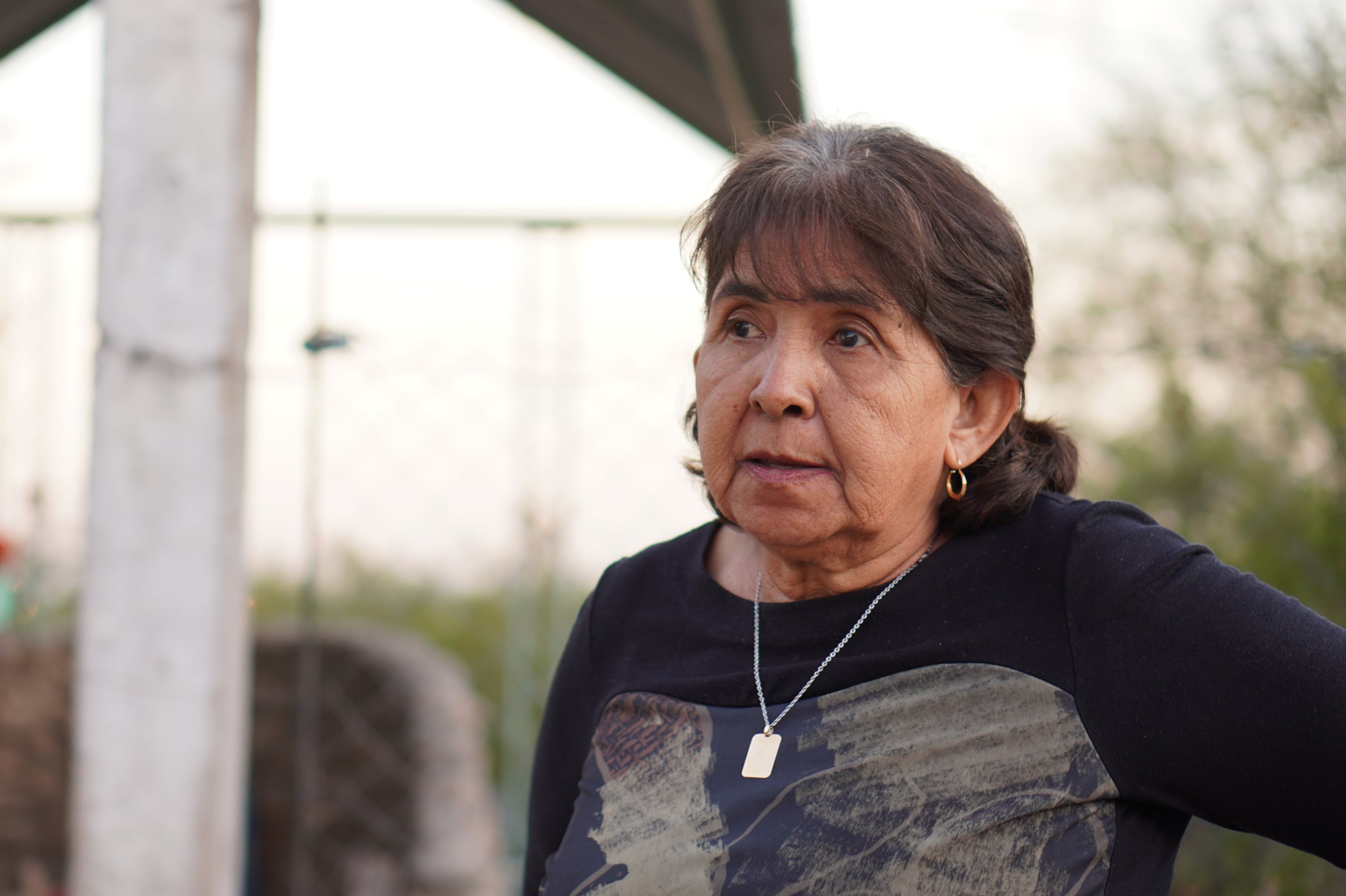 Mirtha Herrera, mamá de Hugo Peña en la Gruta en honor a su hijo.