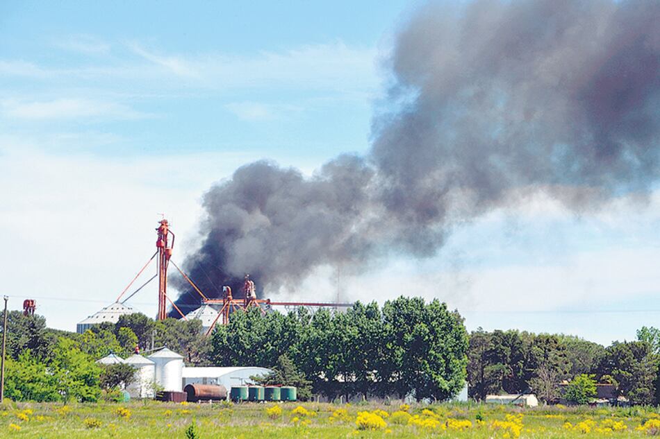 Los vecinos se reunieron el 5, al día siguiente del incendio.