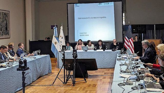 Estévez y Simari, ubicados a la derecha en la mesa central de la reunión en Cancillería.