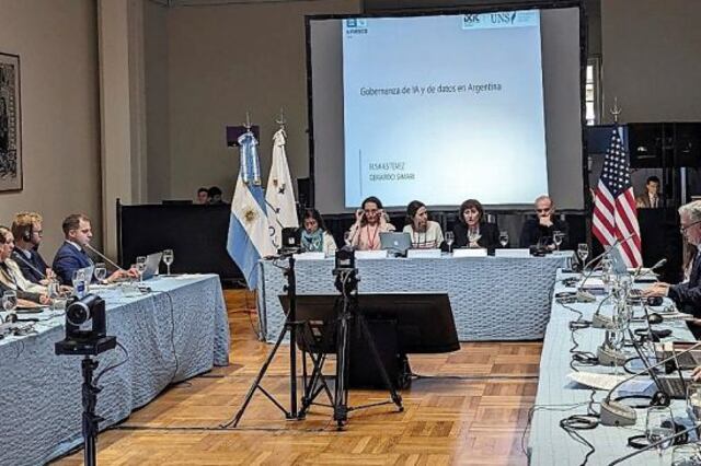 Estévez y Simari, ubicados a la derecha en la mesa central de la reunión en Cancillería.