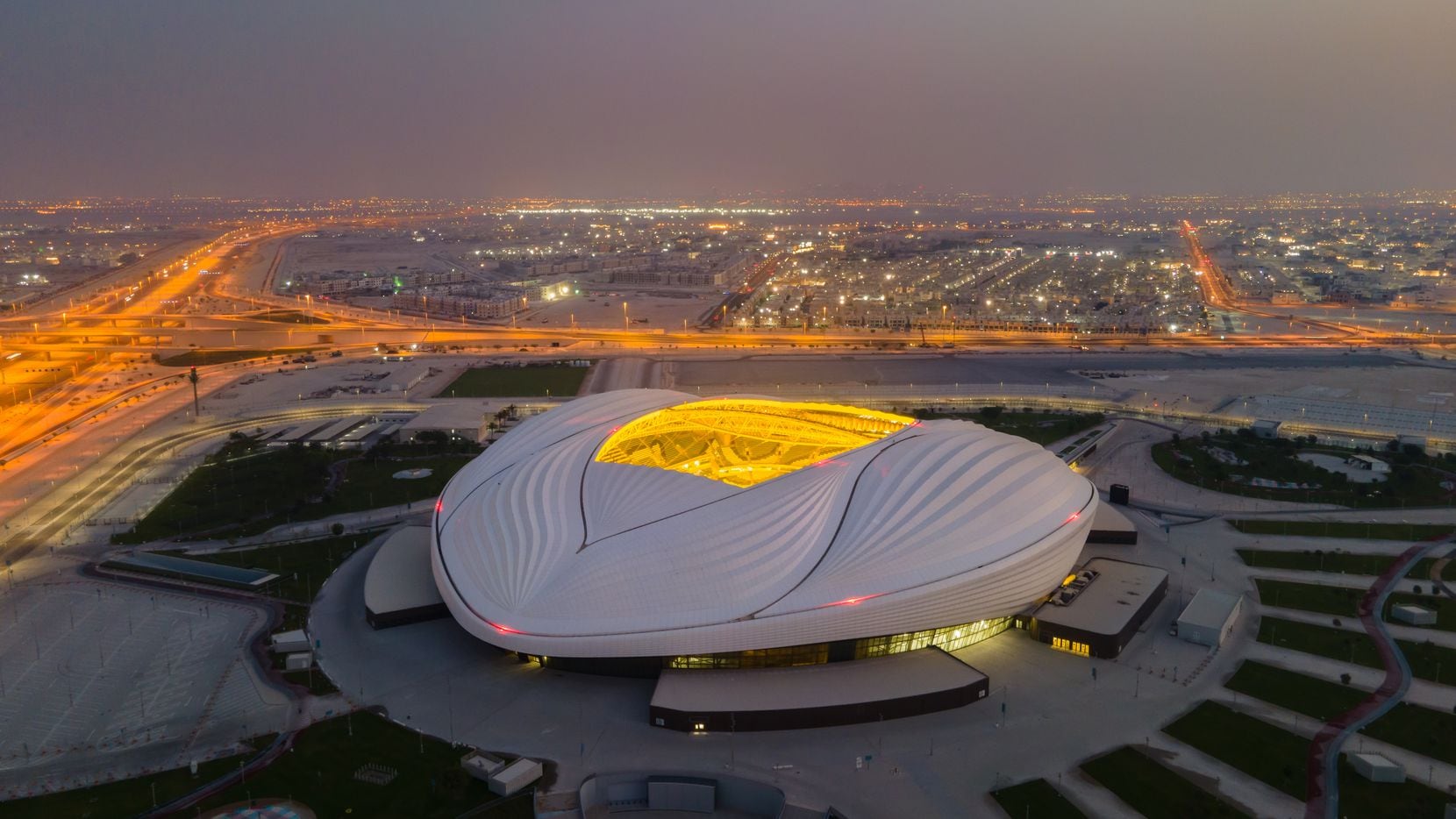 El estadio diseñado por la arquitecta iraquí, Zaha Hadid, criticada por la forma de vulva del monumental edificio.
