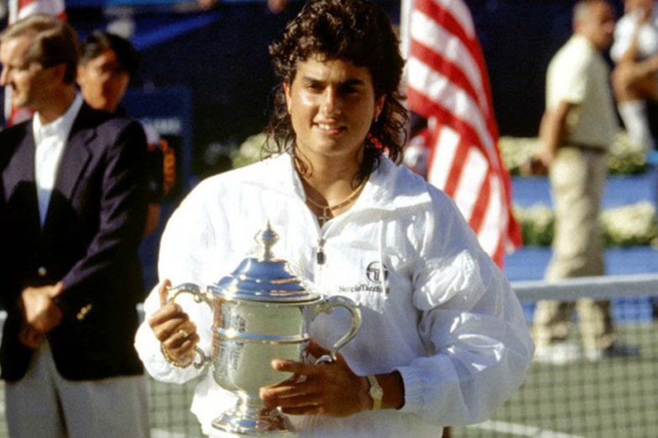 Gabriela Sabatini con el trofeo más importante de su carrera. 