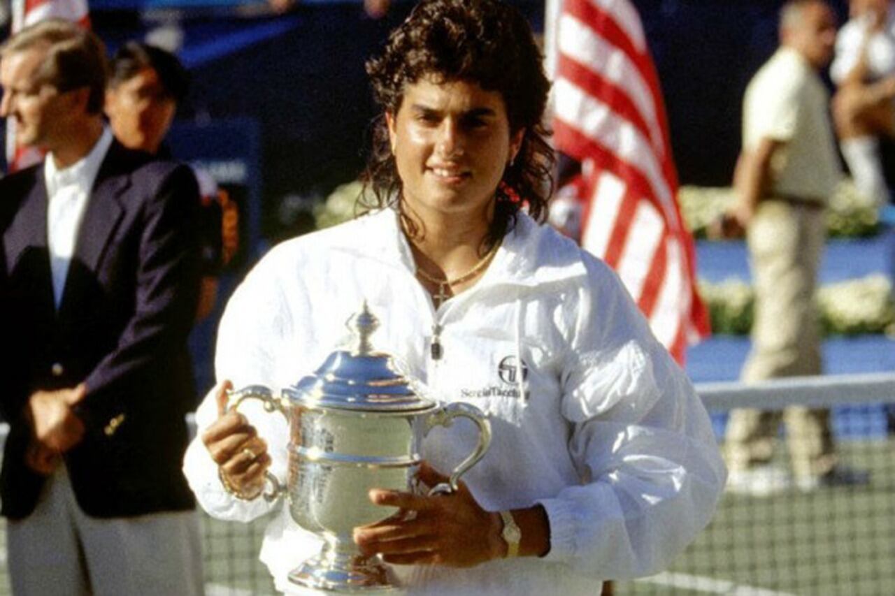 Gabriela Sabatini con el trofeo más importante de su carrera.