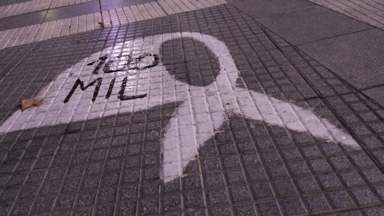 Un pañuelo de las Madres, ultrajado en Plaza de Mayo. 
