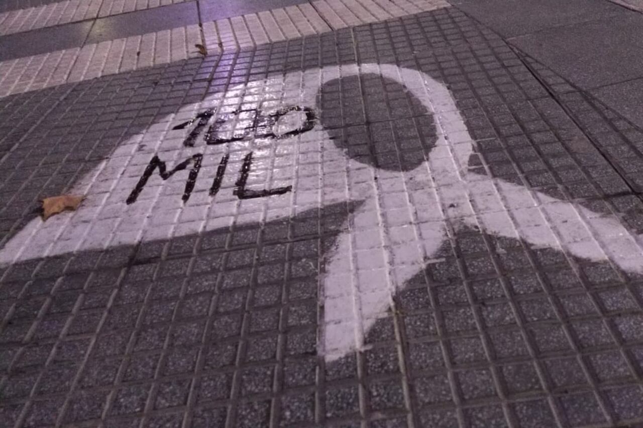 Un pañuelo de las Madres, ultrajado en Plaza de Mayo.