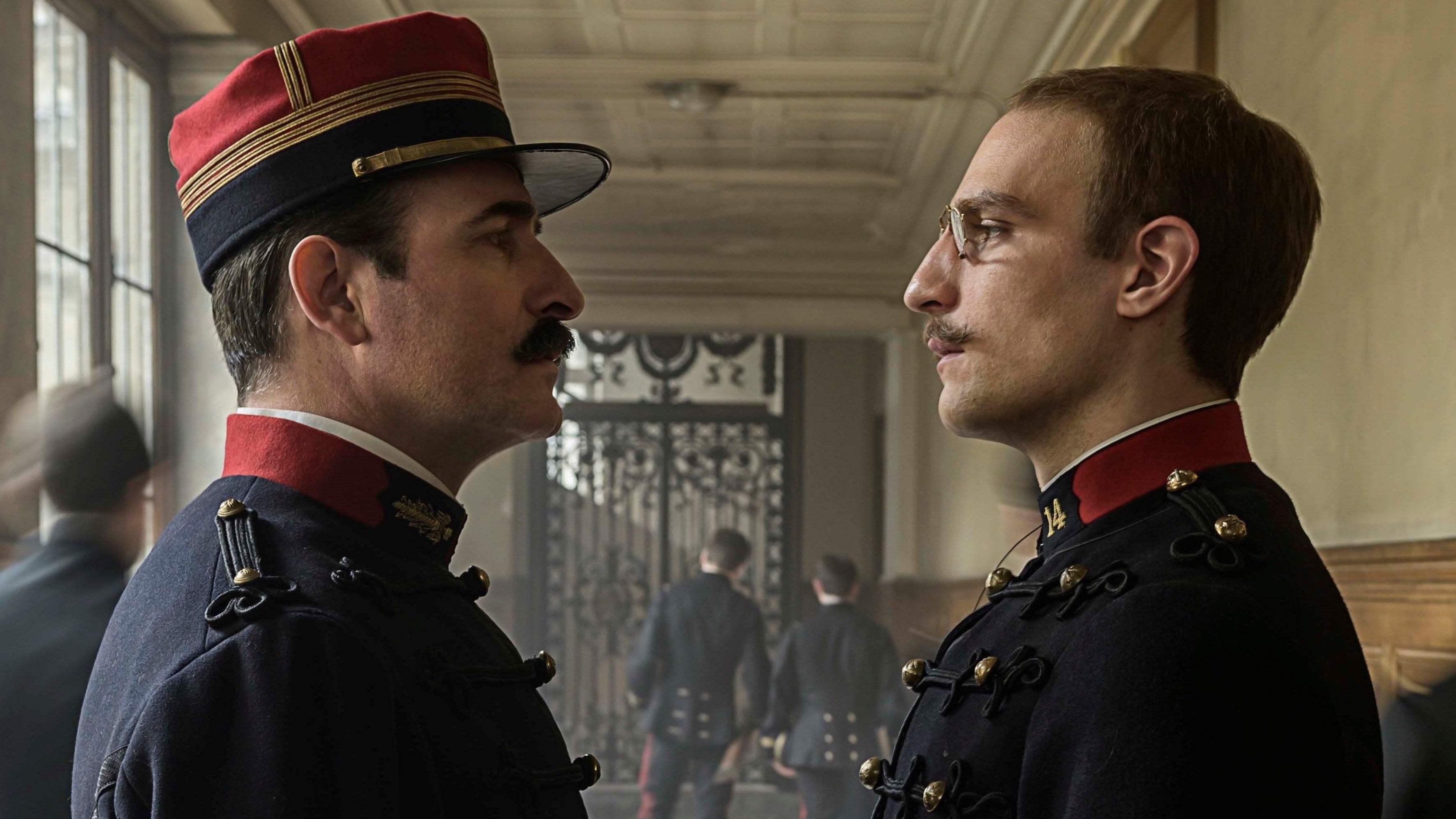 Jean Dujardin (Picquart) y Louis Garrel (Dreyfus): cara a cara. 
