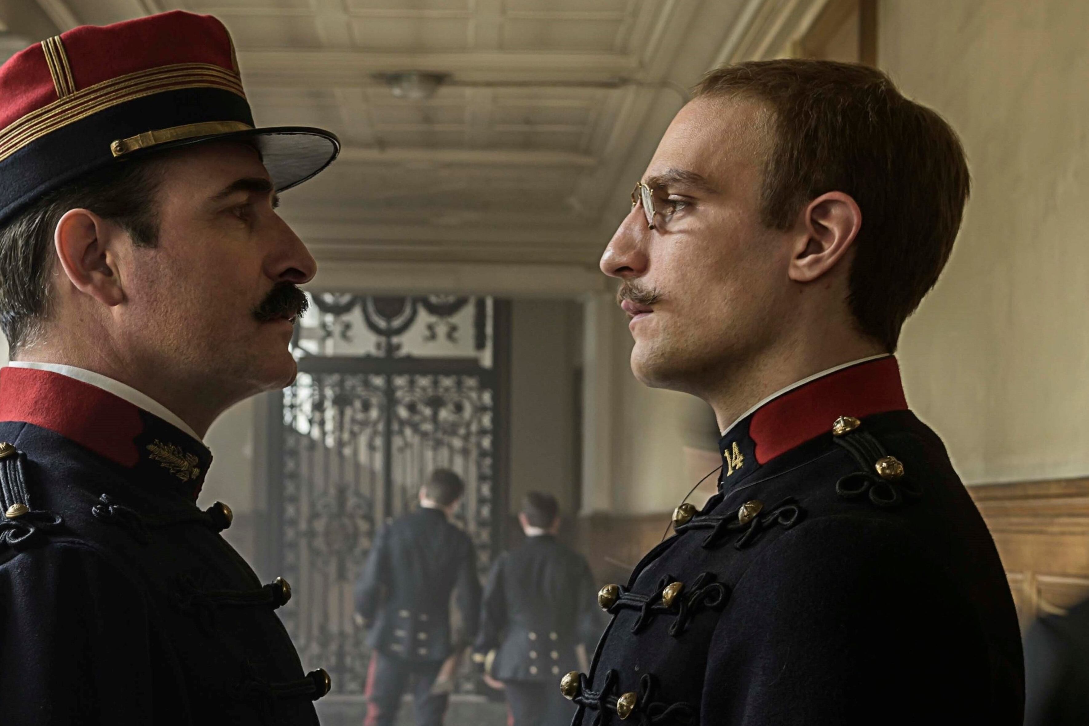 Jean Dujardin (Picquart) y Louis Garrel (Dreyfus): cara a cara.