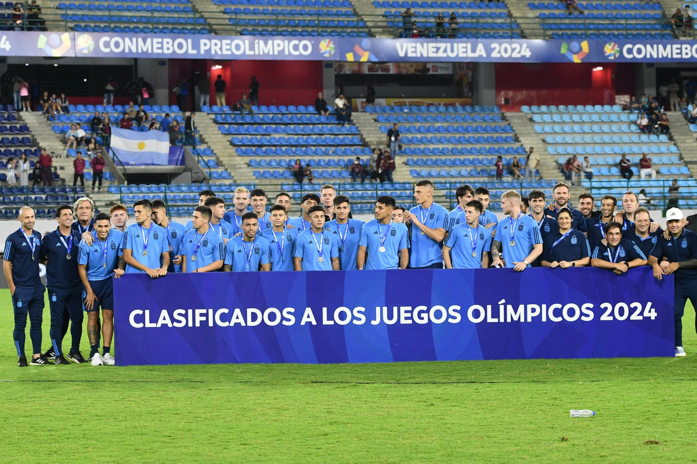 El plantel argentino durante la ceremonia de premiación del Preolímpico, con las medallas por el segundo puesto