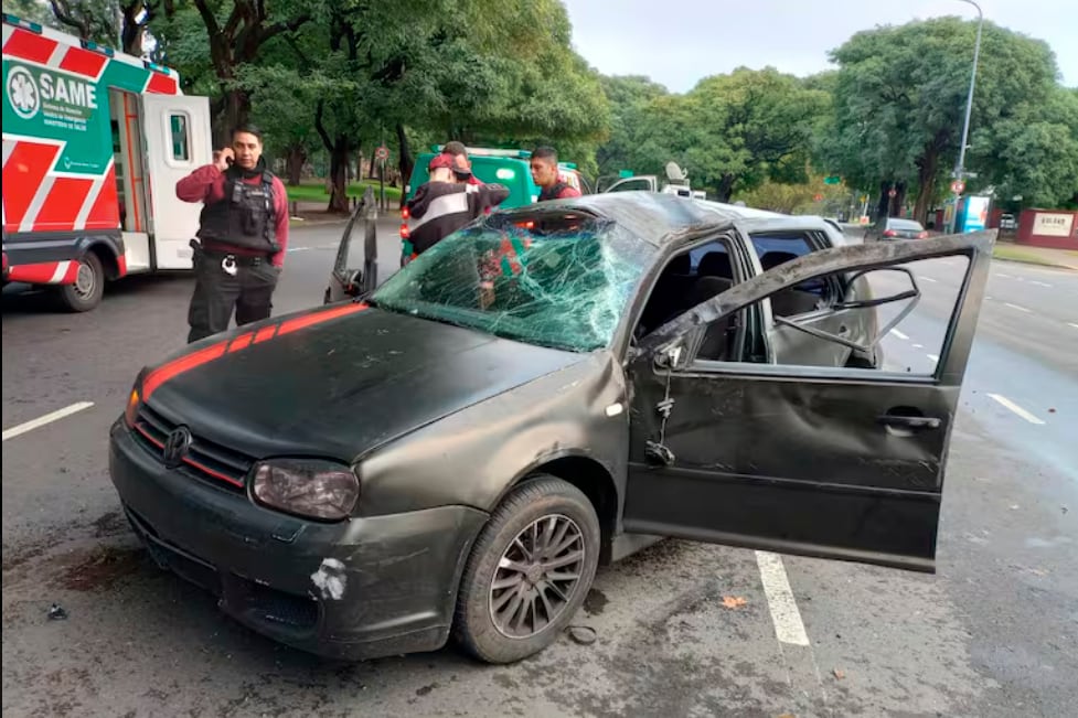 El Volkswagen Gol que chocó y volcó en Palermo